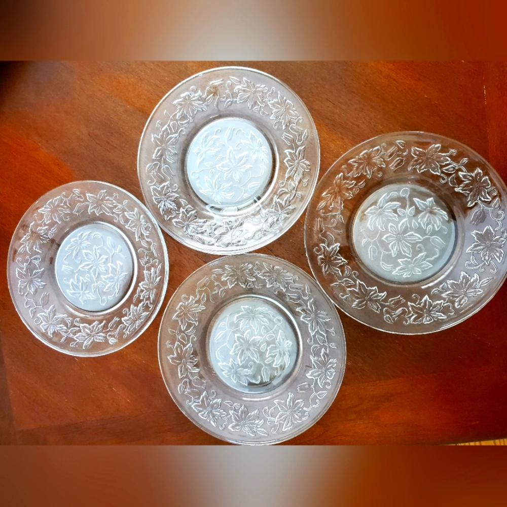 Princess House - Fantasias Christmas Poinsettias 8" Crystal Salad Plates 4pcs